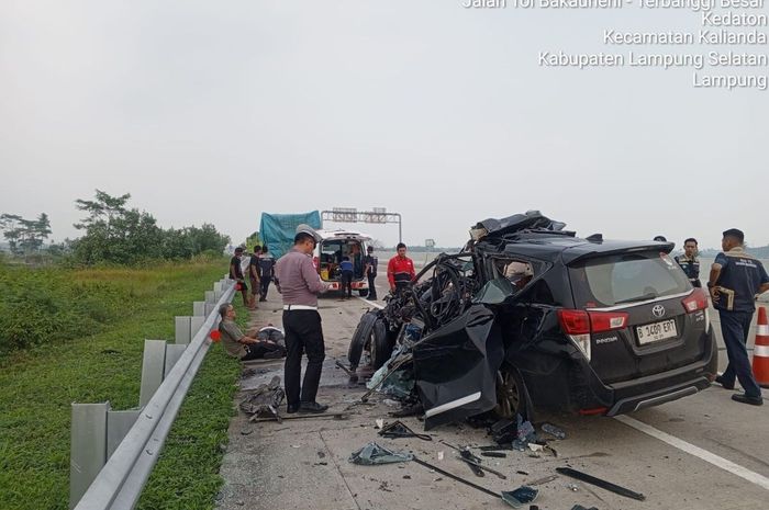 Toyota Kijang Innova Reborn terkoyak setelah tabrak truk berhenti di bahu jalan tol Lampung ruas Bakauheni-Terbanggi Besar KM 38+200/B, Lanpung