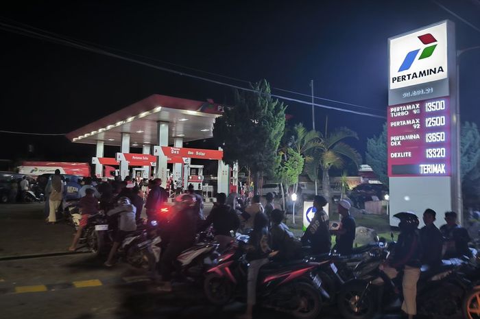 Sampai malam hari antrean pembelian BBM di SPBU wilayah Jember, Jawa Timur karena kelangkaan BBM