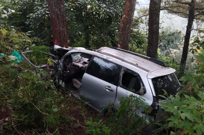 Toyota Avanza nopol L 1737 ZT asal Surabaya yang masuk jurang di turunan Sendi 1, jalur alternatif Cangar-Pacet, Kabupaten Mojokerto, Jawa Timur