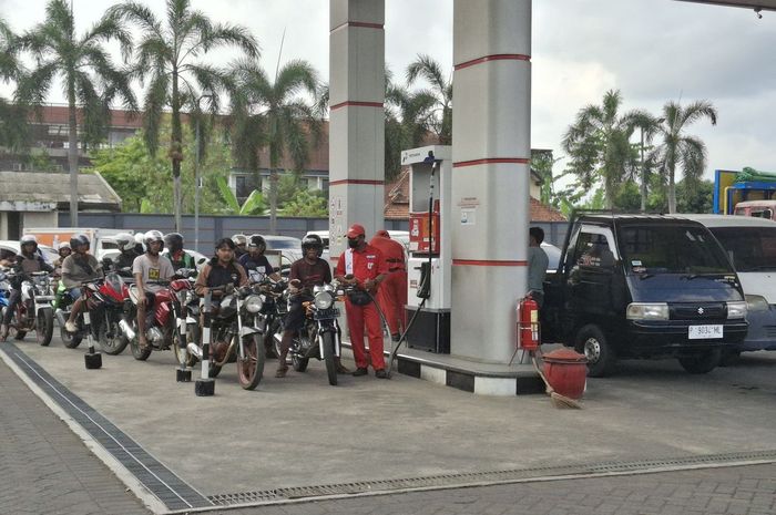 SPBU Sukodono, Lumajang dipadati pemotor dari Jember (28/7/2025)