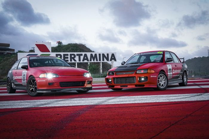 Tim balap Autovision di JDM Funday Mandalika 2025 menggunakan Honda Estilo dan Mitsubishi Lancer Evo 3