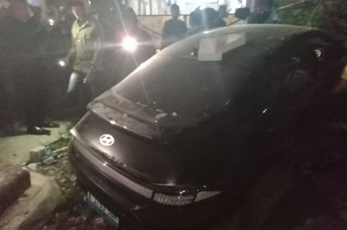 Hyundai IONIQ melaju liar naik trotoar, tabrang warung dan cabut nyawa driver ojol