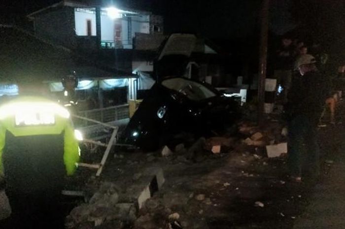 Innova nungging tubruk rumah di pinggir jalan dini hari. Bermula oleng ketika disalip dari kanan