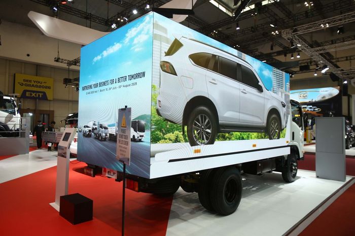 Layar LED yang terpasang di tiga sisi belakang Isuzu ELF NMR di GIIAS 2025