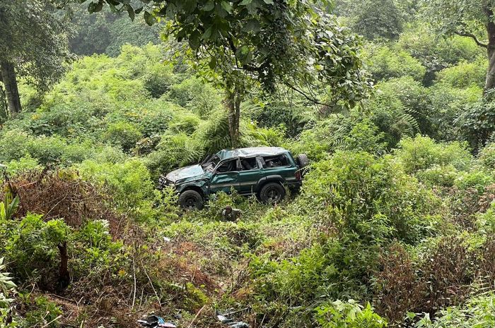 Toyota Land Cruiser VX80 yang terjun ke jurang akibat rem blong di jalur Bromo, Ngadas, kabupaten Malang, Jawa Timur