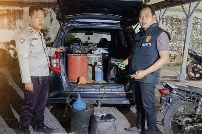Barang bukti yang diamankan Polisi dari tengkulak BBM pembuat harga bensin eceran di Jember jadi Rp 25.000 per botol