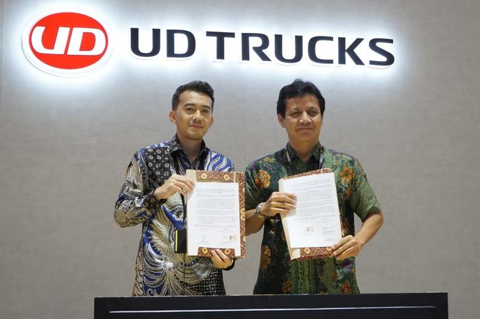 Penandatangan MoU General Maintenance PT Patra Logistik oleh Joko Priyambodo selaku Direktur Pemasaran &amp; Operasi PT Patra Logistik (kiri) dan Bambang WIdjanarko selaku Chief Operating Officer Astra UD Trucks (kanan)