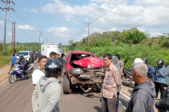 Ford Ranger yang terlibat tabrakan beruntun dengan truk Mitsubishi Canter dan Isuzu Elf di jalan raya Pangkalpinang-Mentok, kecamatan Kelapa, Bangka, Bangka Belitung
