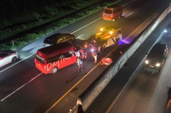 Toyota HiAce wajah tak berbentuk di Tol Cipularang usai beradu lawan truk wingbox. Nyawa sopir tak terselamatkan