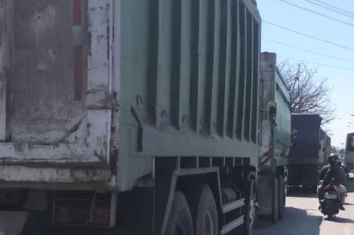 Tol pengangkut pasir dicegat warga