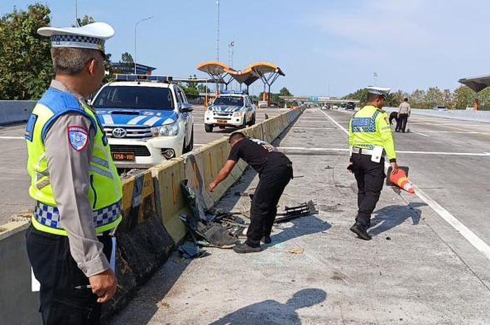 Suzuki Ertiga alami tragedi di Tol Cipali. Sebanyak 3 orang terenggut nyawanya