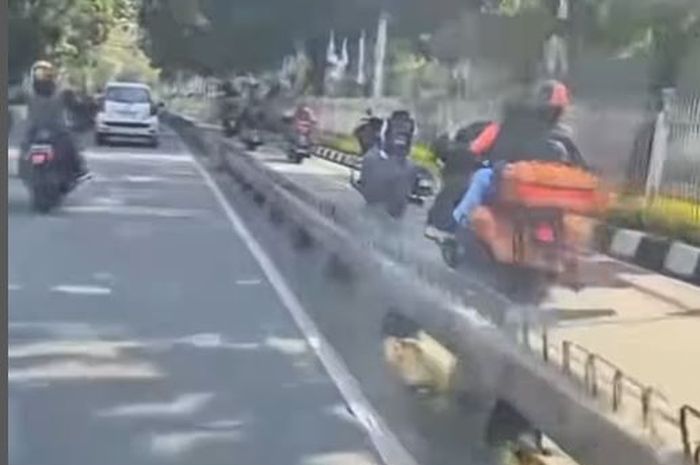 Rombongan moge terekam video menerobos jalur bus TransJakarta di wilayah Jakarta Barat