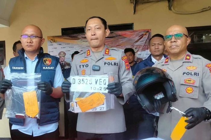 Kapolres Sumedang, AKBP Sandityo Mahardika dan jajaran tunjukan barang bukti yang diamankan dari pelaku penipuan menggunakan bagasi jok Honda PCX 150