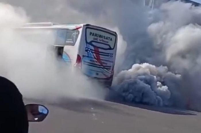 Viral bus dikepung kepulan asap putih pekat di Karanganyar, ini penyebabnya