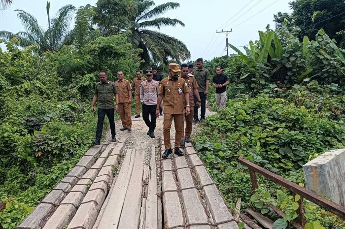 Bupati Aceh Timur, Iskandar Usman Al-Farlaky saat meninjau jembatan desa Alue Mirah, Pante Bidari, Aceh Timur