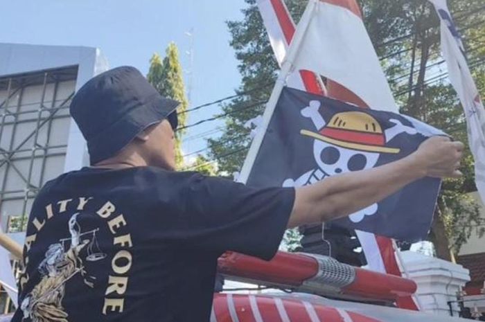 Bendera One Piece berkibar di ambulans, di depan kantor Bupati Pati