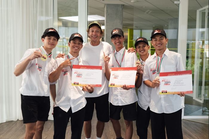 Lima pembalap muda Indonesia selesai menjalani Riders Summer Camp di Tavullia, Italia dan berfoto bersama Valentino Rossi