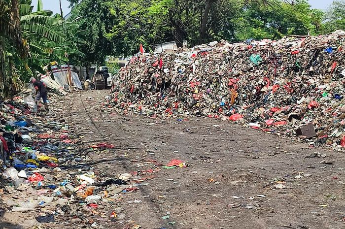 Penampakan tumpukan sampah menggunung di akses jalan wilayah Penggilingan, Cakung, Jakarta Timur