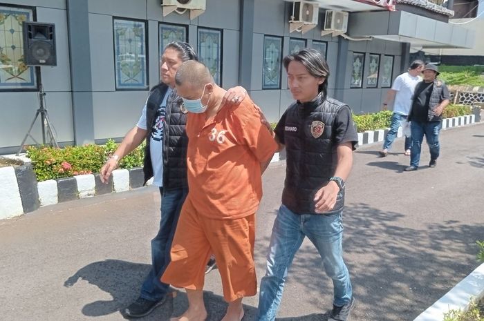 TWS (30) berbaju tahanan oranye yang menjadi otak pencurian mobil dan harta tetangganya dengan modus mengumpankan istrinya sendiri yang sedang hamil 8 bulan