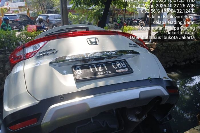 Honda BR-V terjungkal ke sungai kecil di Kelapa Gading, Jakarta Utara pukul 11:00 WIB, (6/5/25)
