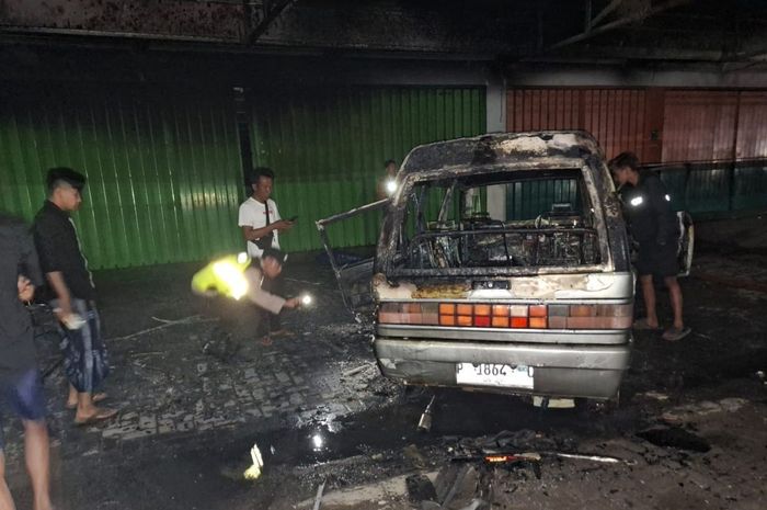 Suzuki Carry yang terbakar dan meledak di desa Kalianget, Banyuglugur, kabupaten Situbondo, Jawa Timur yang diduga jadi mobil penimbun BBM