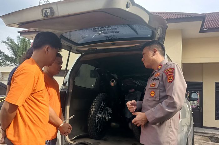 Kapolsek Kotabaru, Kompol Jimi Fernando bersama dua pelaku curanmor yang kerap jual motor curian ke kabupaten Kerinci pakai mobil sewaan