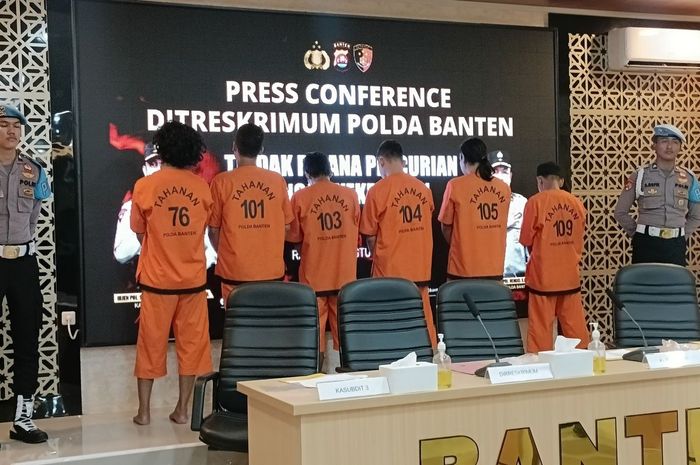 Keenam tersangka pembajakan truk tangki muatan 14.000 liter Solar di tol Tangerang-Merak, (24/7/25)