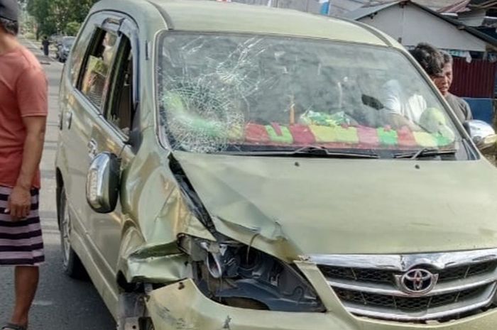 Toyota Avanza yang menabrak satu keluarga dan menewaskan bayi usia 3 bulan di Jalan Poros Tapalang, Tapalang, Mamuju, Sulawesi Barat, (5/8/25)