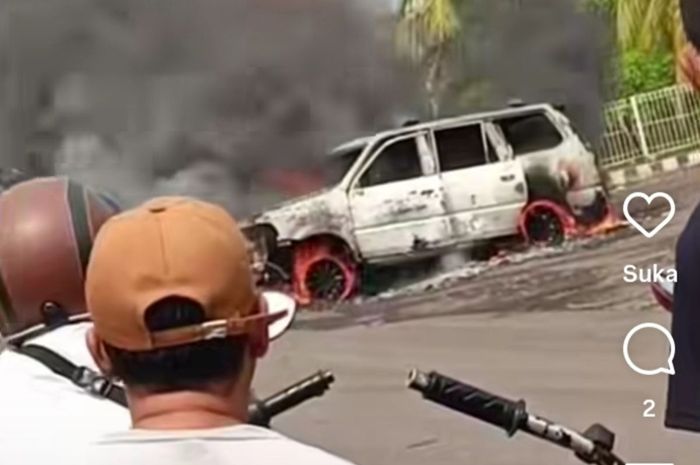 Toyota Kijang Kapsul terbakar saat isi BBM di SPBU desa Pulau Panggung, Tanjung Agung, Muara Enim, Sumatera Selatan, (4/8/25)