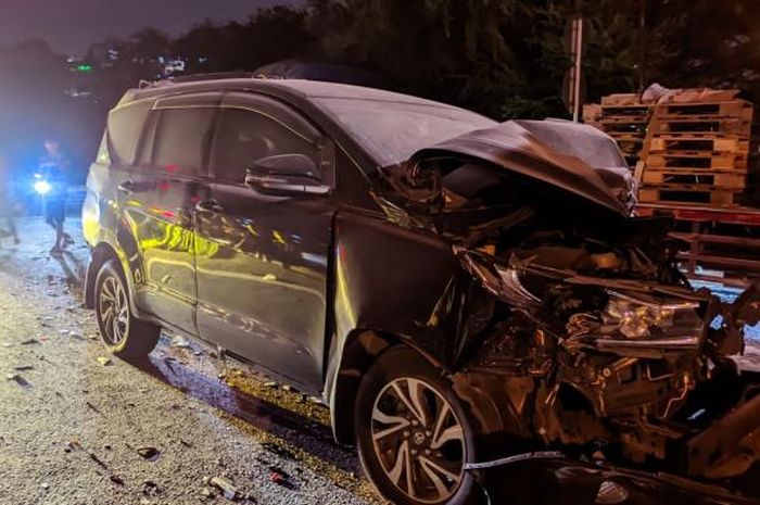 Toyota Kijang Innova yang terlibat kecelakaan beruntun di tol Gayamsari Semarang, (8/8/25)
