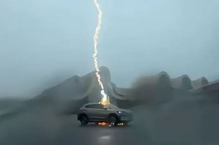 tangkap layar BYD Song Plus EV tersambar petir di China