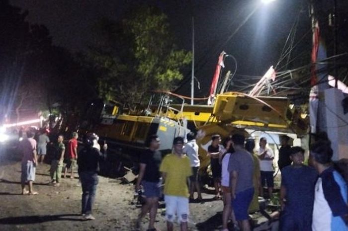 Truk pengangkut alat berat timpa rumah warga