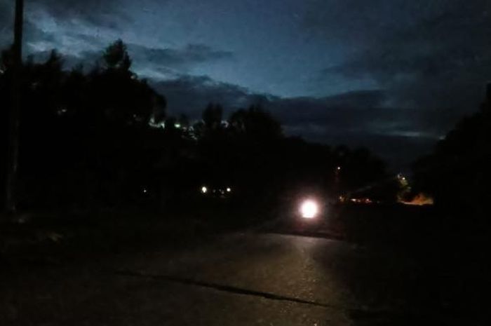 Kondisi jalan jelang malam hari, gelap