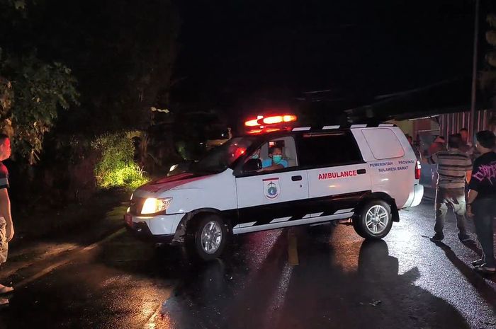Ambulans basis Isuzu Panther yang membawa pasien darurat putar arah sejauh 20 kilometer karena diadang pohon tumbang di jalan Trans Sulawesi Barat, wilayah Dusun Labasang, Matakali, Polewali Mandar, (10/8/25)