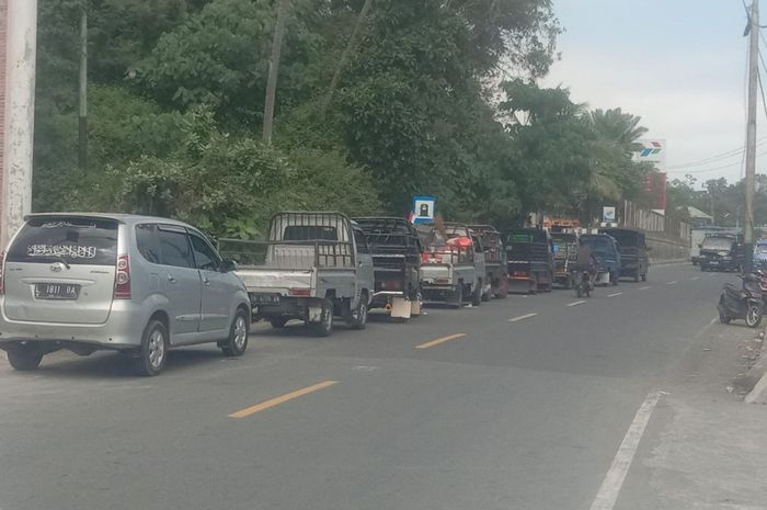 Antrean mobil mengular hingga ke jalan di beberapa SPBU akibat kelangkaan BBM di kabupaten Ende, Nusa Tenggara Timur (NTT)