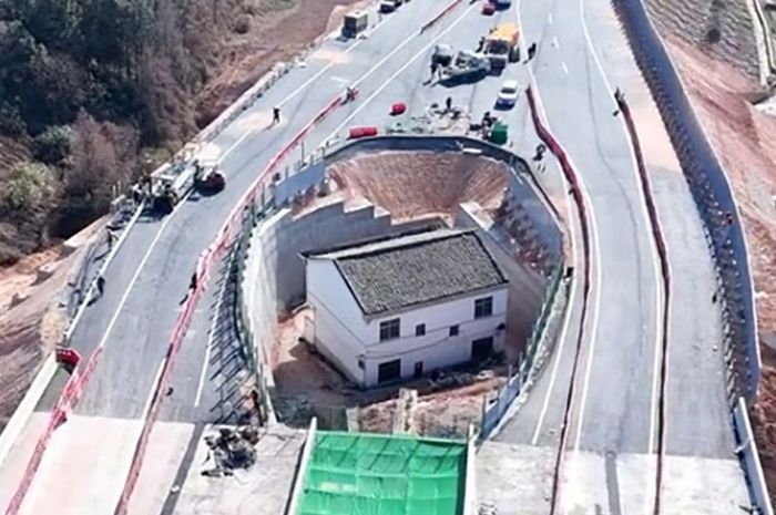 Pemilik rumah di tengah jalan tol China ini dibuat menyesal. Susah tidur nyenyak dan jalan menuju rumahnya susah