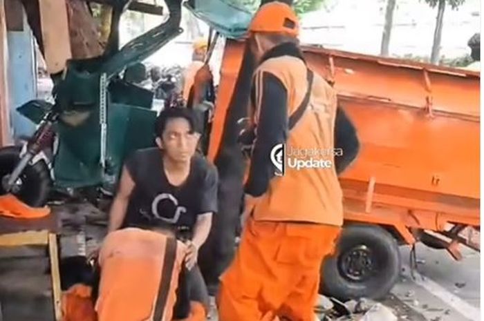 Dua petugas PPSU Pejaten Timur ditabrak mobil listrik MG 4 EV hingga luka parah di Jalan Rayu Tanjung Barat, Jagakarsa, Jakarta Selatan