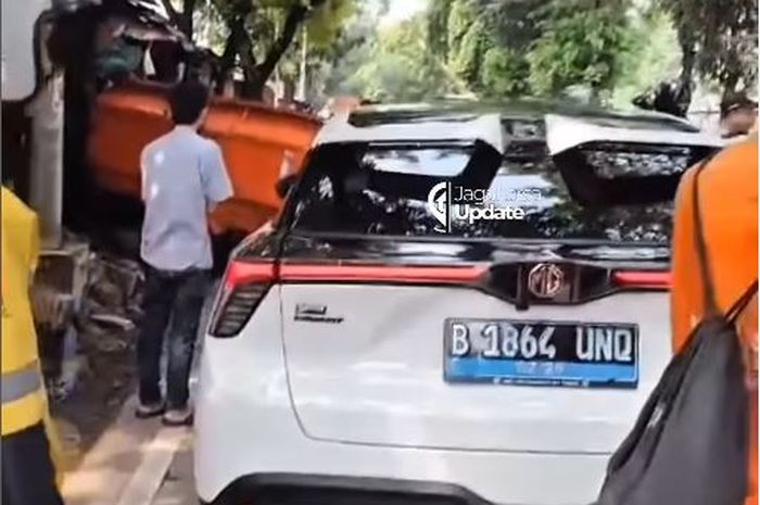 Mobil listrik MG 4 EV yang menabrak dua petugas PPSU di jalan raya Tanjung Barat, Jagakarsa, Jakarta Selatan