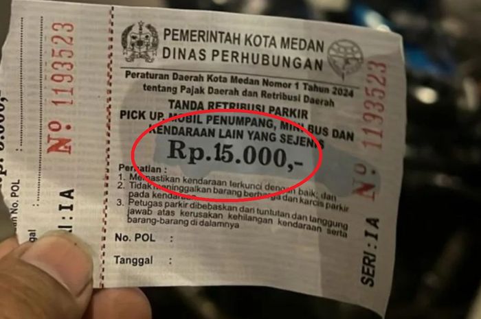 Karcis parkir resmi Dishub kota Medan yang aslinya bertarif Rp 5.000 telah dimanipulasi juru parkir menjadi Rp 15.000