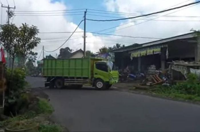 Truk tabrak motor, warga kaget saat tahu sopir masih di bawah umur