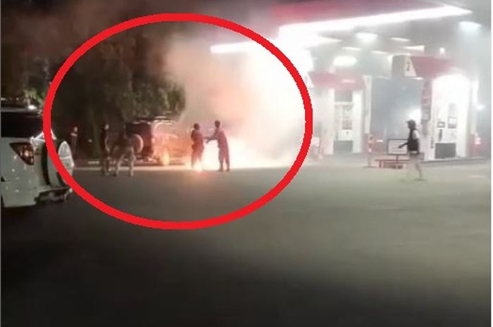 Petugas berusaha memadamkan api yang membakar Daihatsu Terios saat isi BBM di SPBU Nambo, Jalan Raya Banjaran Barat, Desa Batukarut, Arjasari, Kabupaten Bandung, Jawa Barat, (11/8/25)