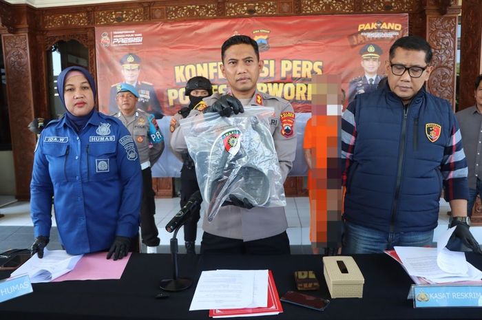 Kapolres Purworejo, AKBP Andry tunjukan barang bukti dari penangkapan tersangka pencurian modus pecah kaca mobil yang sudah beraksi di beberapa lokasi