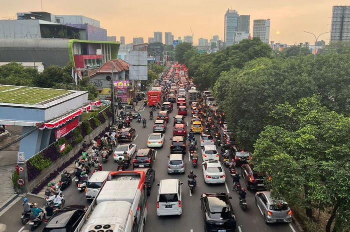 Kondisi macet di Jalan TB Simatupang, Jakarta Selatan pada sore hari, (6/8/25)