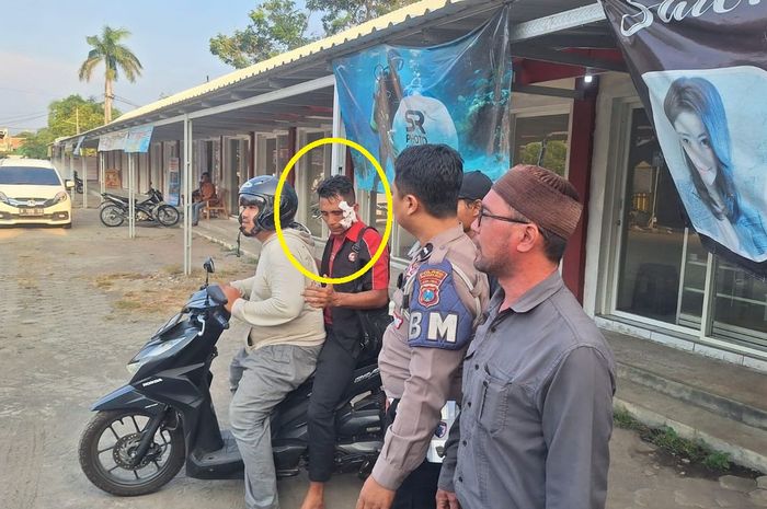 Dalam lingkaran kuning, ES (41) sopir bus yang dibacok preman di kota Pasuruan, Jawa Timur karena tolak beri uang