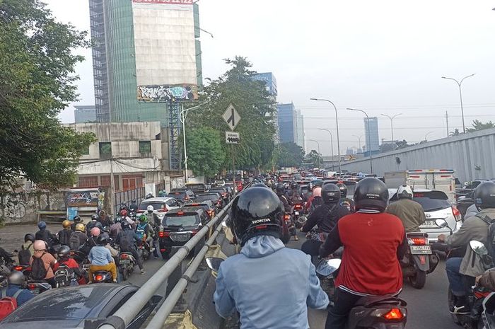 Kondisi Jalan TB Simatupang, Jakarta Selatan yang selalu macet tiap pagi dan sore hari