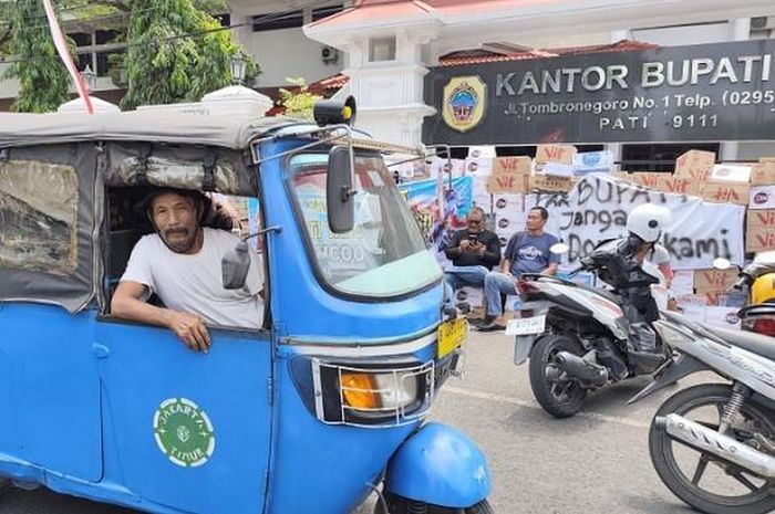 Paijan (65), sopir Bajaj yang tempuh perjalanan 12 jam dari Jakarta demi donasi air mineral ke Demo Pati, (12/8/25)