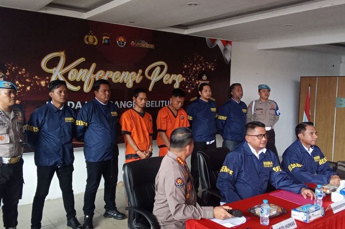 Konferensi Pers Mapolda Bangka Belitung kasus pembunuhan pimpinan media online Okeyboz.com oleh dua tukang kebun demi dapatkan Daihatsu Terios korban