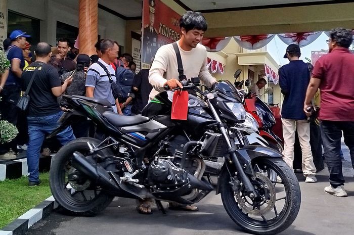 Irfan Kusdiyantoro, warga Desa Benculuk, Kecamatan Cluring, Banyuwangi bahagia, Yamaha MT-25 pinjaman mertua ditemukan lagi setelah sempat hilang dimaling
