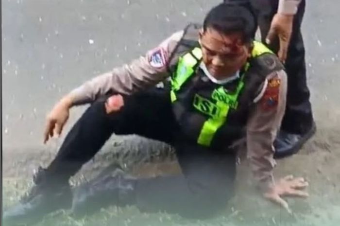 Anggota Polisi Satlantas Polres Blitar, Aipda M Zainun yang ditabrak Suzuki Carry pikap oleh remaja 17 tahun di jalan raya desa Duren, Talun, kabupaten Blitar, Jawa Timur