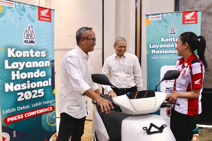 GM Corporate Communication AHM Ahmad Muhibbuddin (kiri) dan GM HC3 AHM Antok Yuniarso (tengah) berinteraksi hangat dengan peserta Kontes Layanan Honda Nasional (KLHN) 2025.